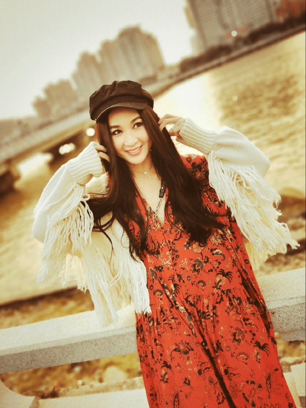 54岁温碧霞晒短发旧照,浓眉红唇十分惊艳,"苏妲己"倾国倾城!