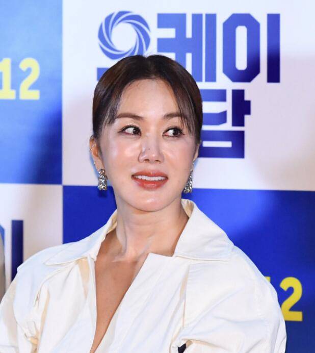 严正花虽出道了多年,但如今她的外貌却与当年相差甚大.