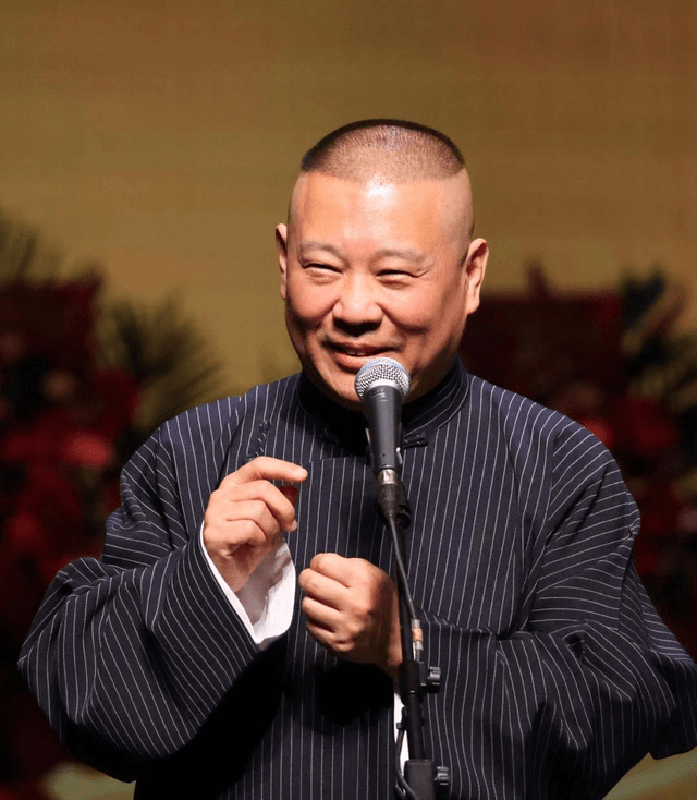 郭德纲穿棉衣棉鞋走红毯,被指不尊重主办方,跳梁小丑哗众取宠?