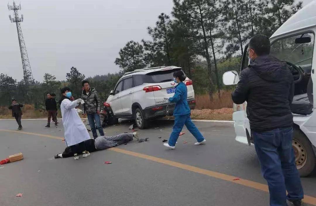 上饶鄱阳发生一起车祸!电动车主被撞倒地