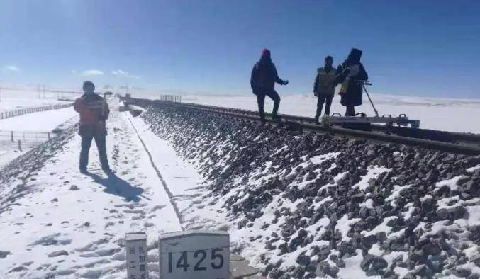 青藏鐵路海拔大都在4000米以上,平均溫度都在0℃以下,含氧量只有內地