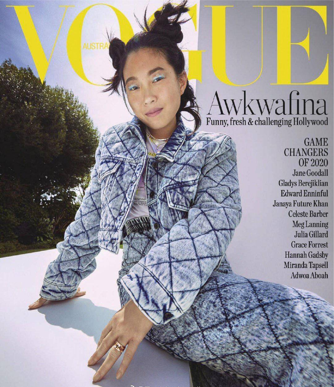 穿纱裙只露出头,肿眼泡化蓝色眼影还挺洋气_奥卡菲娜