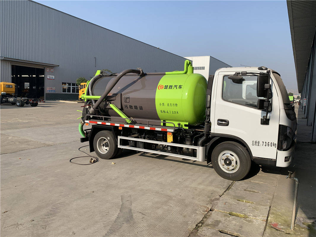 湖北楚胜东风多利卡5吨吸污车批量交付环卫部门使用