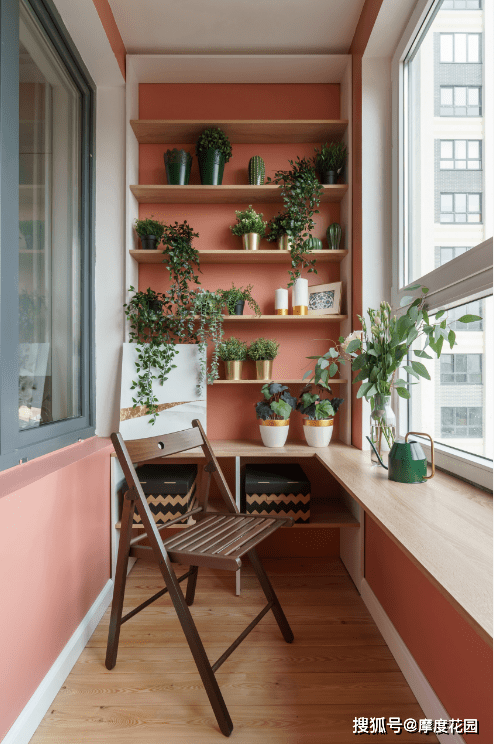 封闭式阳台的盆栽花园