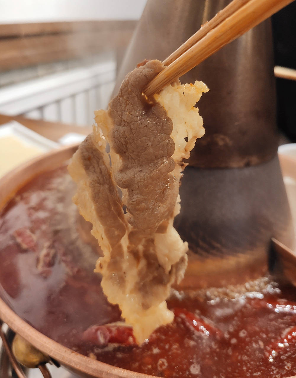 在铜火锅里涮潮汕牛肉,只需十几秒,这感觉可真妙
