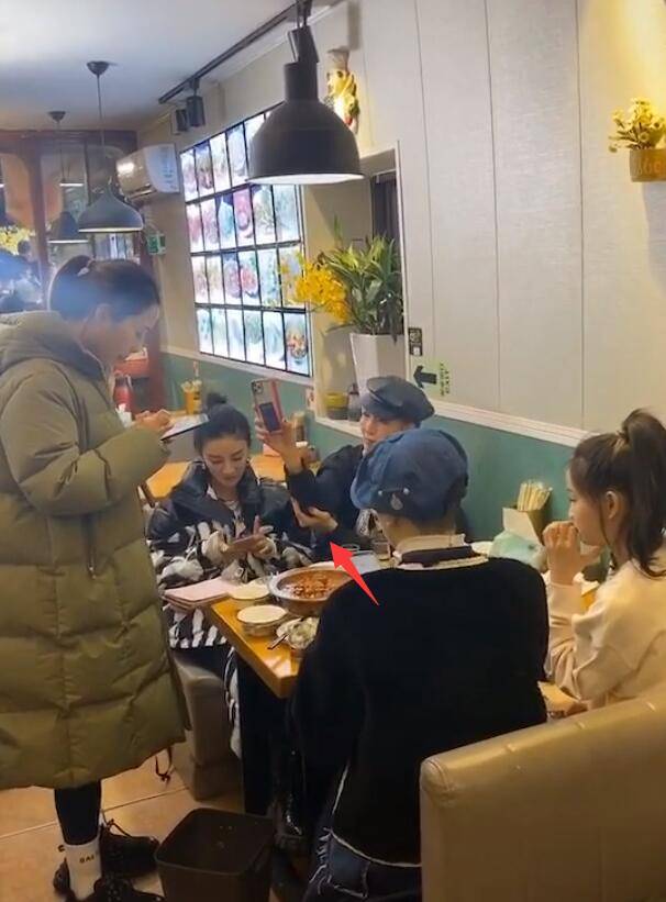 黄奕去平价餐馆吃饭蔡少芬被众人拉着合影一个细节超拉好感