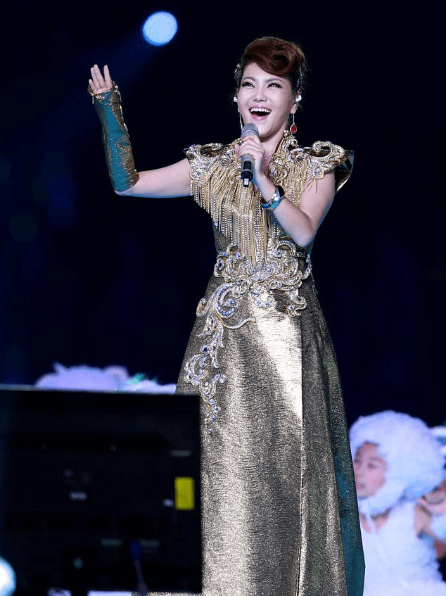 原创乌兰图雅真挺有气质穿的绿油油就上台这造型普通人挺难驾驭