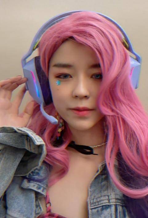 沫子cos萨勒芬妮暗送秋波,网友:进军联盟?