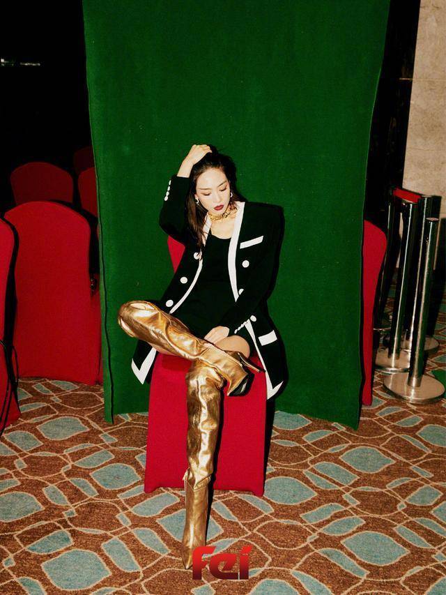王霏霏火了之后更自信,穿金色过膝长靴超霸气,真正的"腿精"_手机搜狐