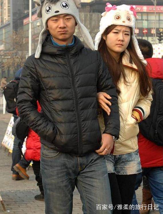 北京三里屯的风景线，寒冷的天气里“光腿”走秀，网友：佩服勇气