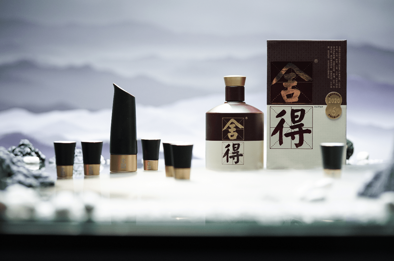 舍得酒业推出"无处不春风"品鉴套装与"指点江山"酒具套装,并且在2021