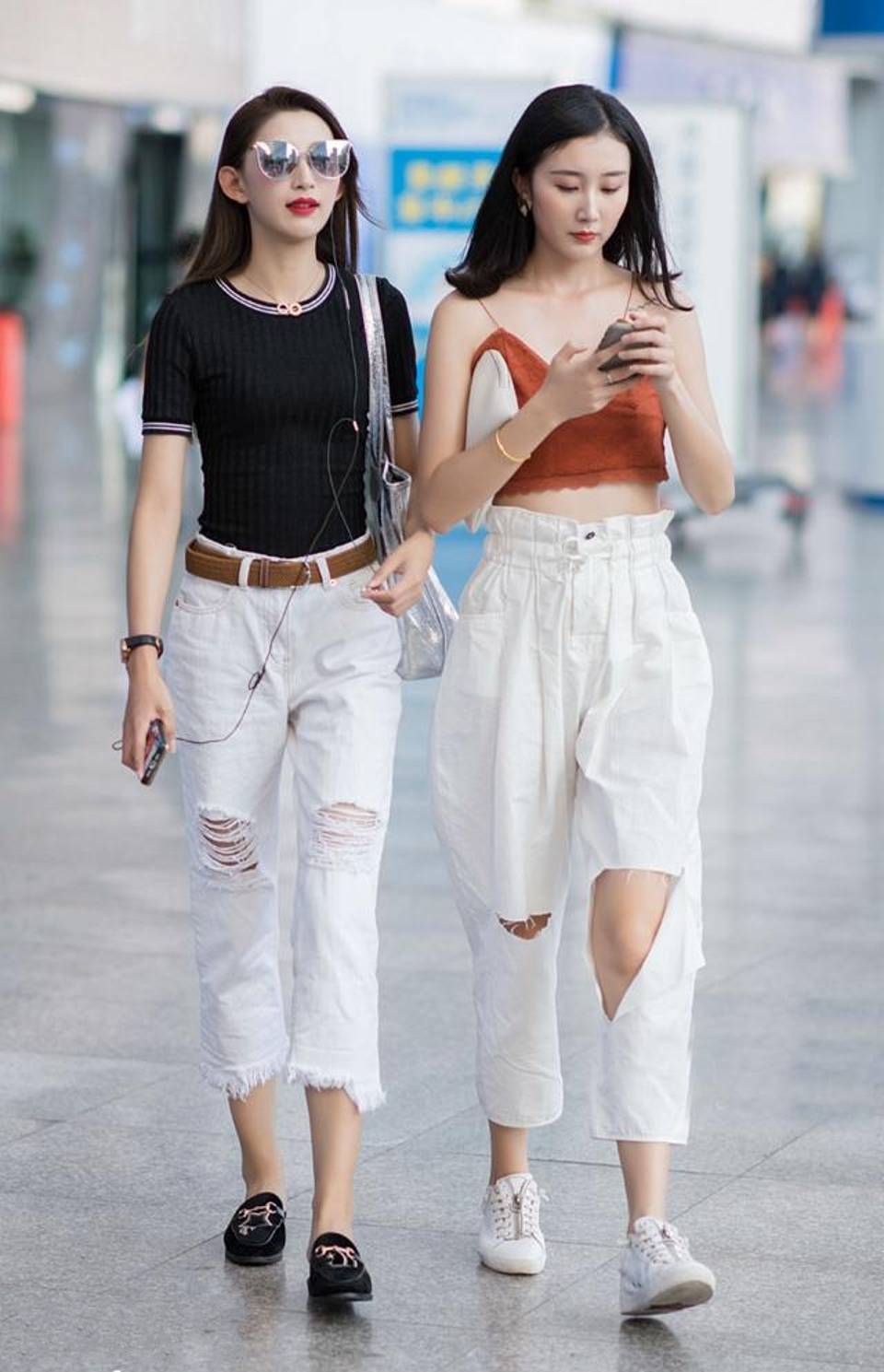 路人街拍,小姐姐卡其色休闲裤搭配白色开衫,格外的有魅力
