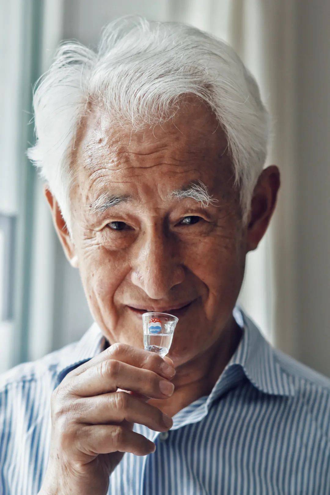 酒厂,成为开展茅台试点时周恒刚所带领的一百多名青年技术人员之一