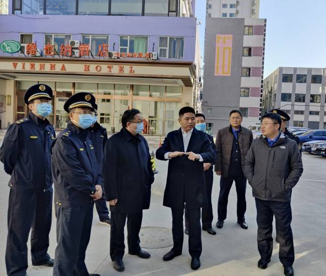 市城市管理局局长周科查看违建现场