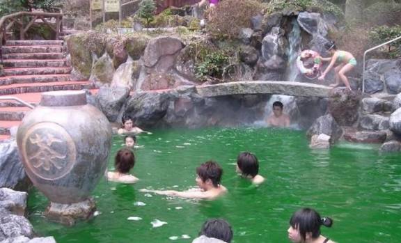 为何日本人泡温泉时，都喜欢在一起“共浴”？女游客体验后很害羞