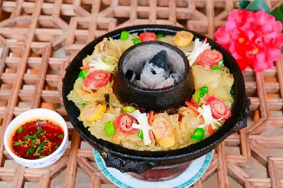 这个冬天你应该尝一尝腾冲特有的火锅土锅子