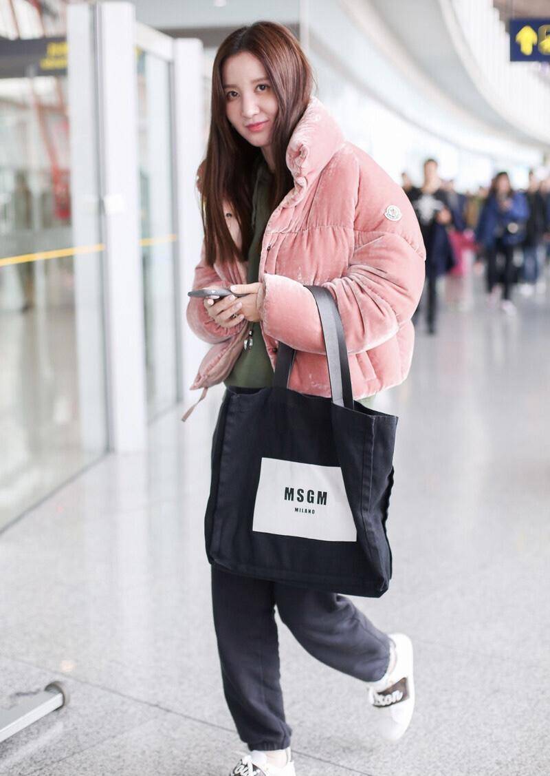 张萌真是混搭高手粉色羽绒服配绿色卫衣个性洋气休闲随性