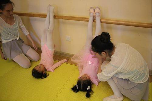 5岁女儿一换衣服就锁门爸爸担心偷偷看了一眼瞬间红了眼眶