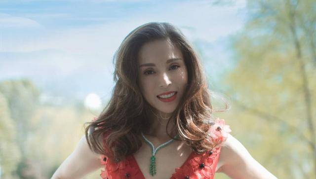 52岁"小昭"田丽近照,颜值依旧在线,气质出众仍嫩得像20岁