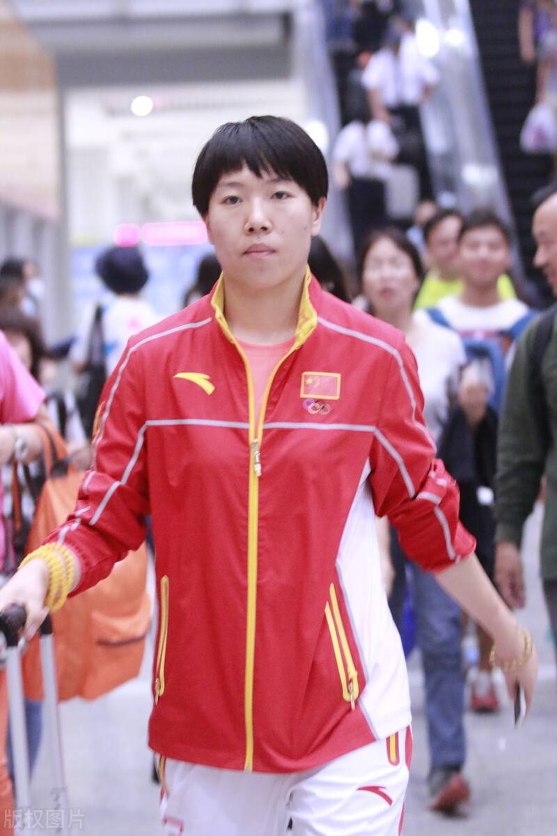 李晓霞退役后和辽宁乒乓球队主教练翟一鸣喜结连理,如今已经两个孩子