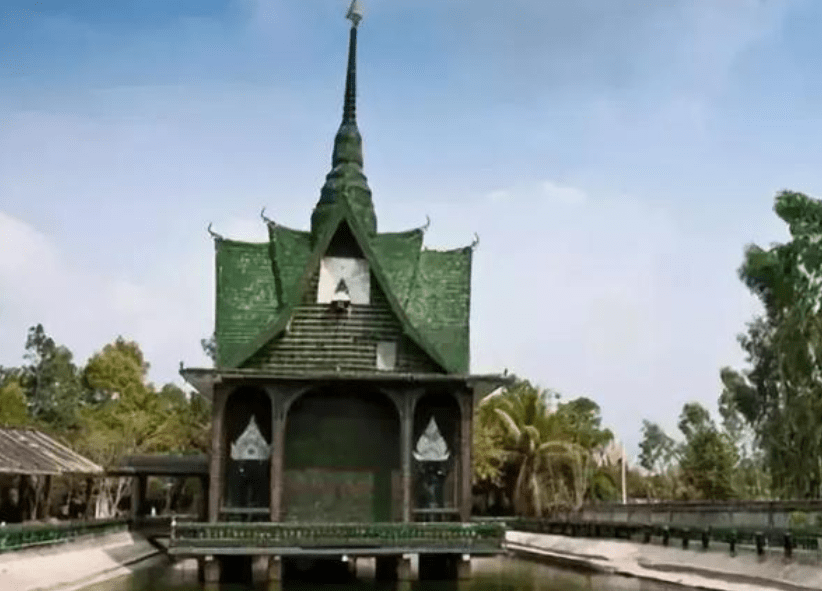 泰国最奇特的寺庙，用150万个酒瓶建造，成为泰国最知名旅游地