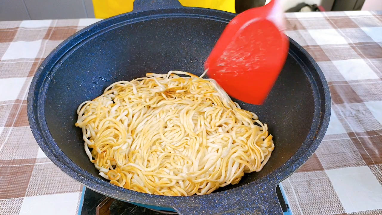 再次起锅烧油,下入猪肉,炒至变色出香味儿,下入葱姜蒜末,再加点干姜