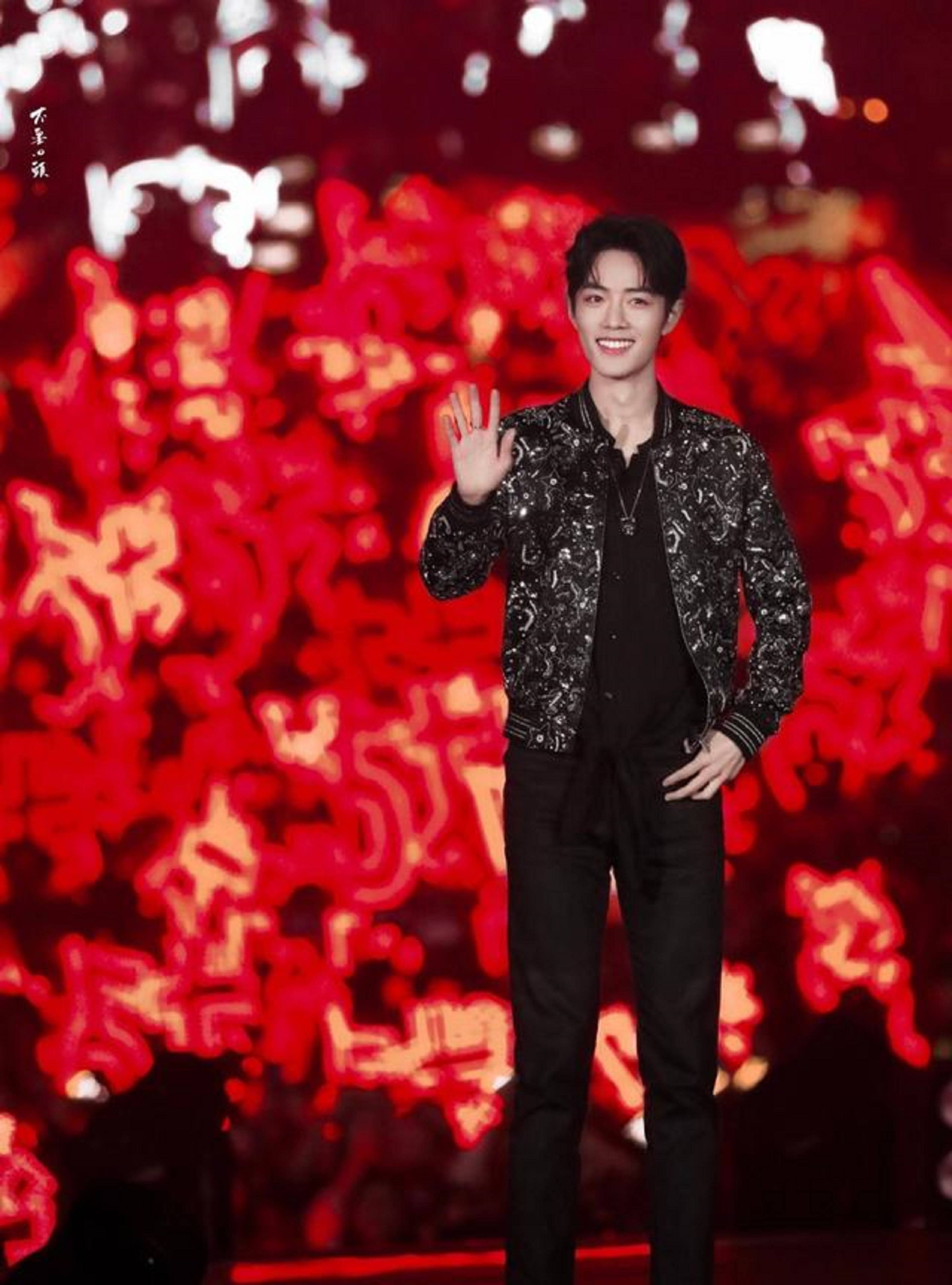 肖战深夜到达南京机场机场代拍围堵太可恨出席星光大赏彩排