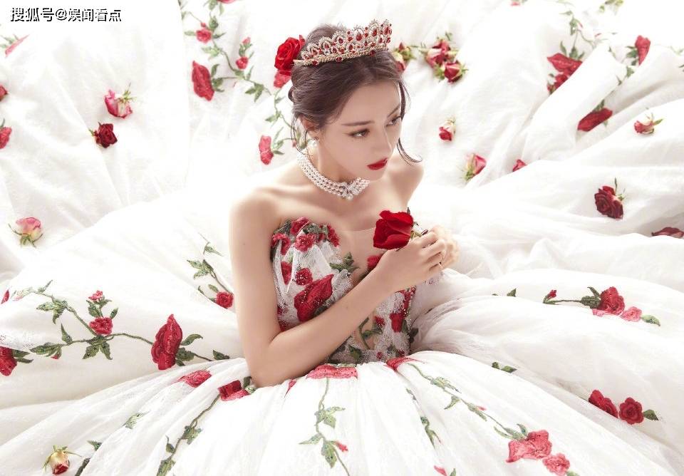 迪丽热巴穿玫瑰刺绣礼服,戴红宝石皇冠,如梦似幻