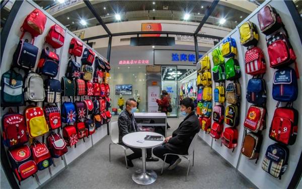 不仅将提升发布品牌的影响力,同时也给石狮校服,童装品牌及设计师搭建