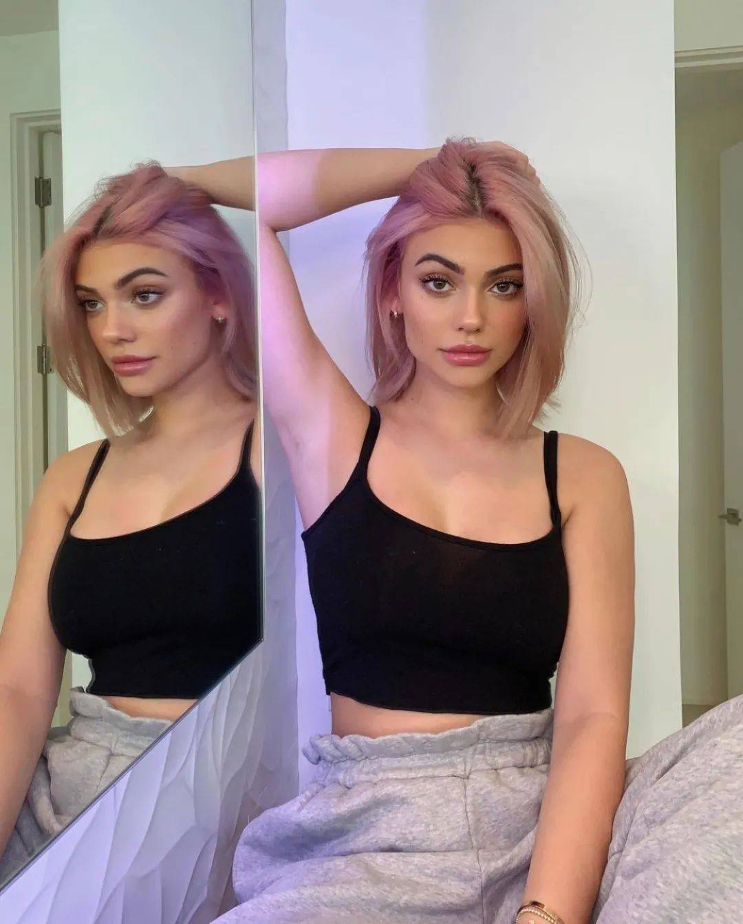 21岁的卡戴珊私生女满屏胸臀腿网友直呼招架不住