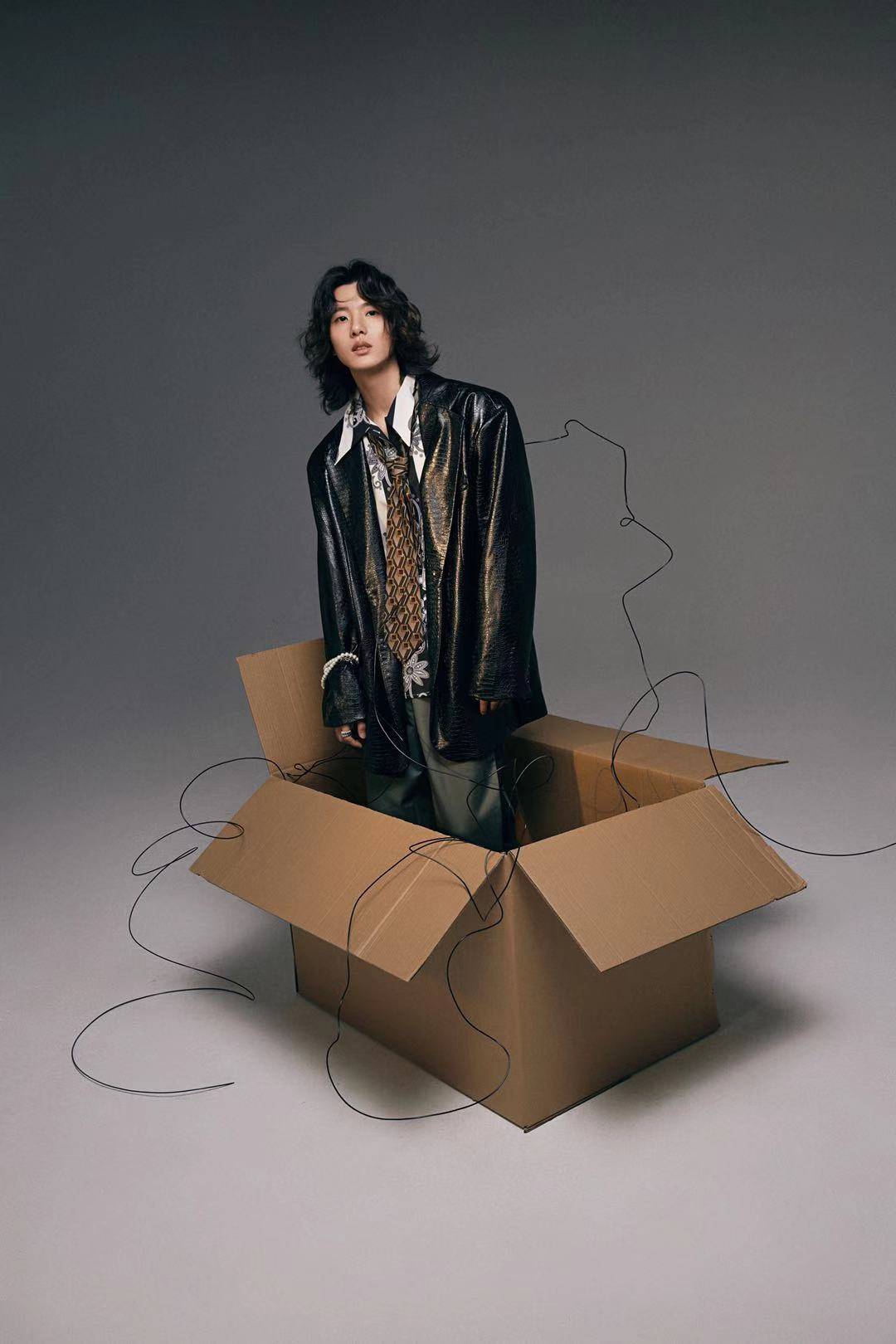 纸箱大片!阿煜怪诞时尚双生设定酷感满分