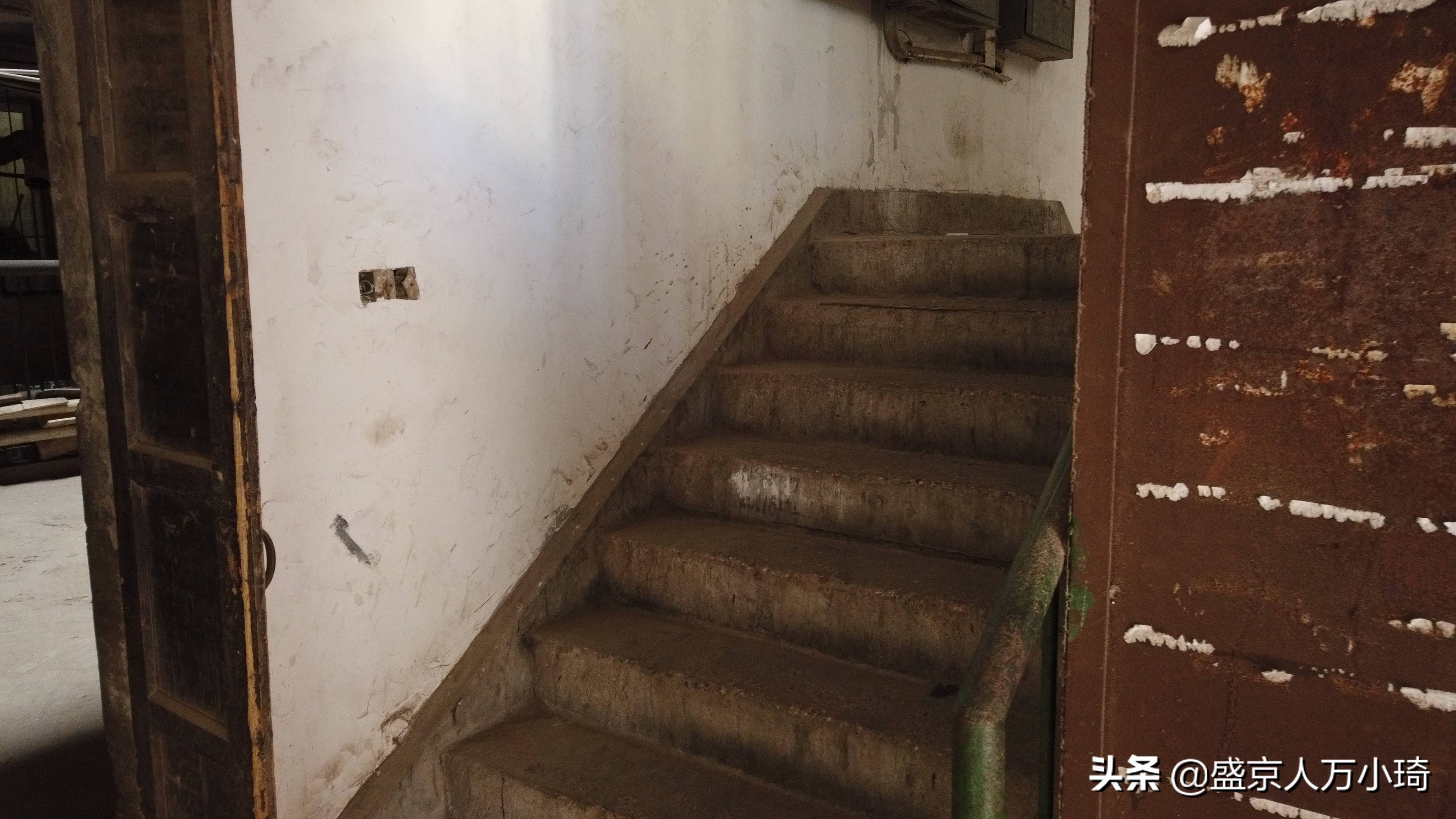 探访沈阳罕见老井字楼,阴森寂静,如坐井观天,酷似电影中的场景_天井