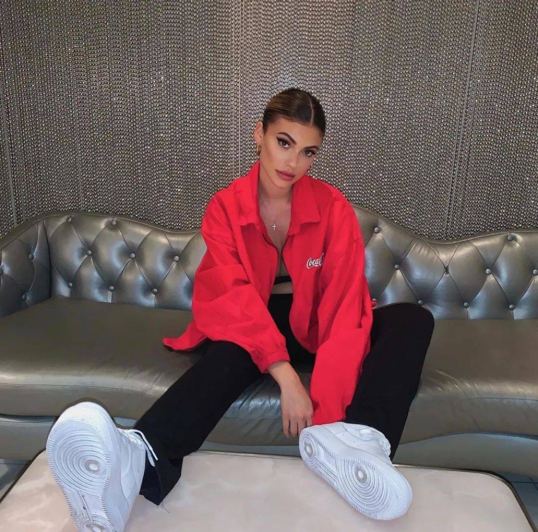 21岁的卡戴珊"私生女",满屏胸臀腿,网友直呼招架不住!_kelsey