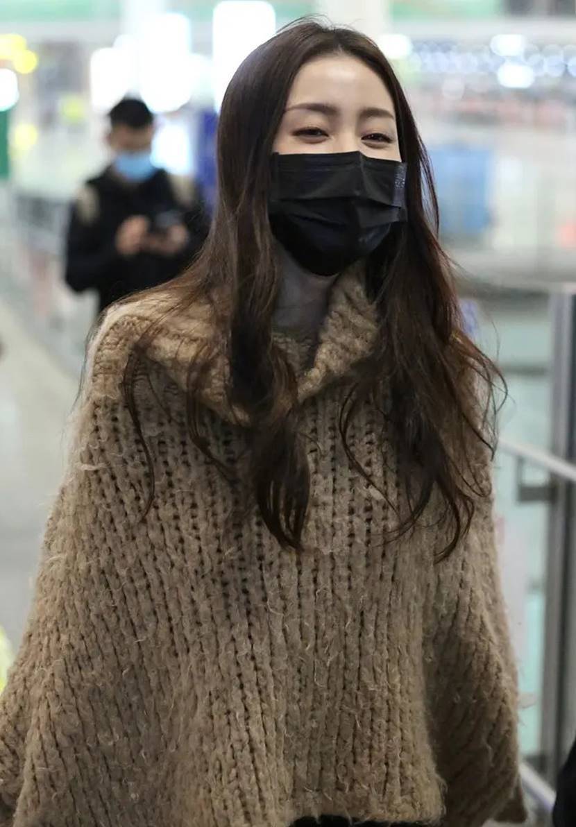原创高圆圆的冬季暖色系穿搭看着好温暖橘色毛衣配斗篷大衣好温柔