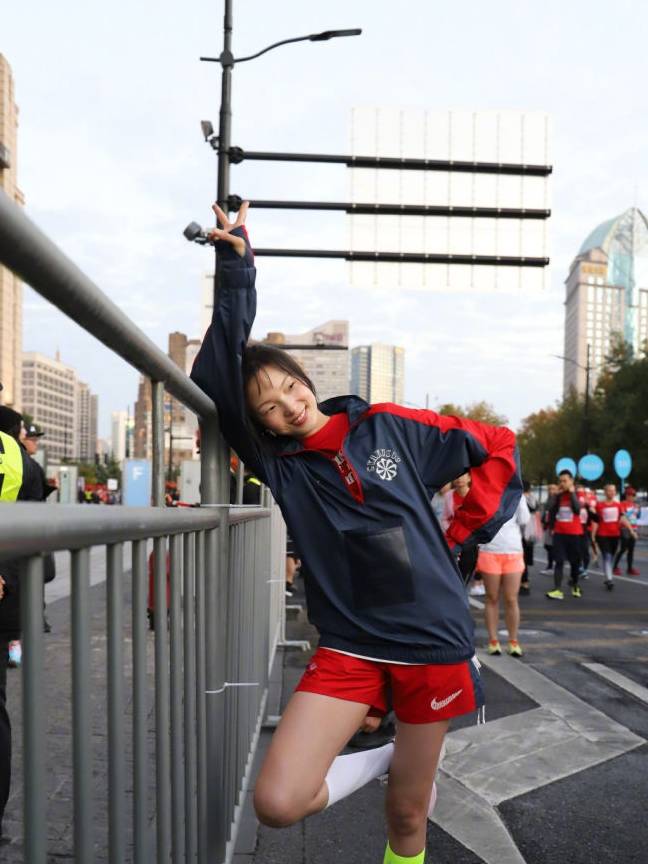 雎晓雯不仅是国际超模 还是长腿精灵 简约运动风秀出逆天大长腿_手机