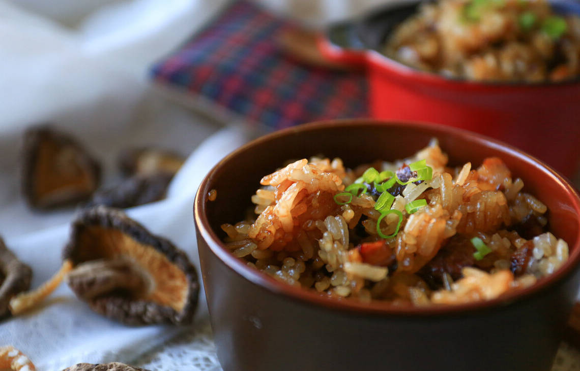教你做懒人家常饭,用电饭锅做的香菇香肠饭,营养美味的便当饭