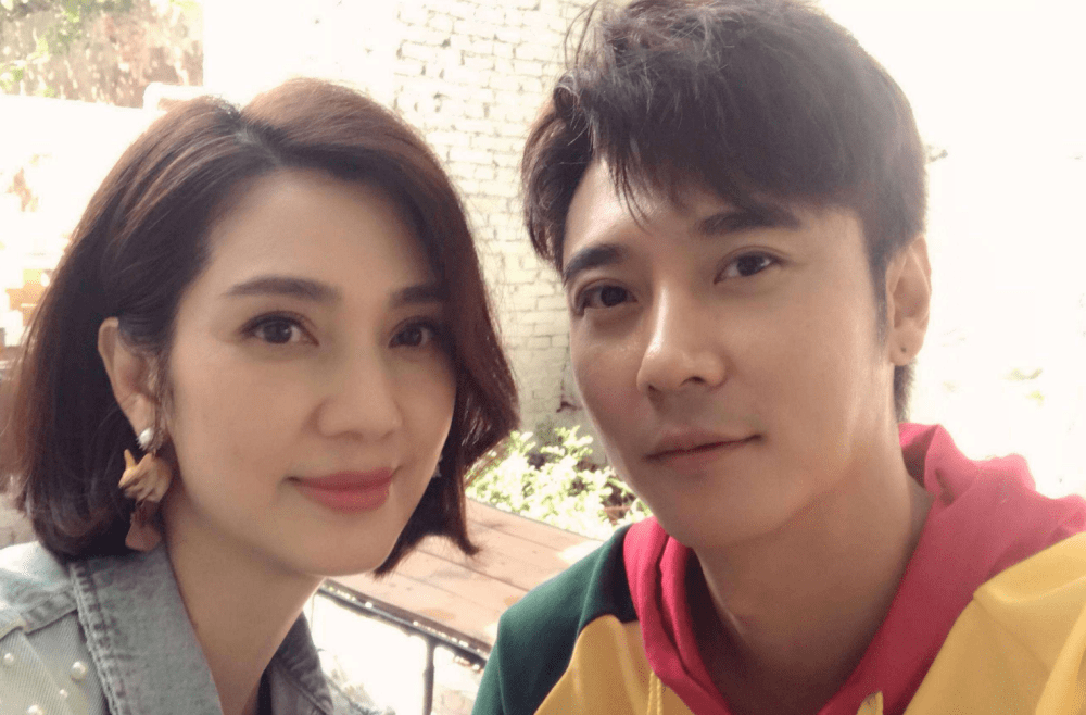 洪欣一家聚餐被偶遇张丹峰多次望向妻女被指摆拍作秀假恩爱