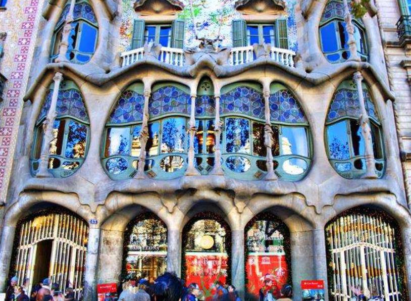 西班牙最魔幻公寓，因屋内造型奇异闻名世界，堪称建筑界奇葩