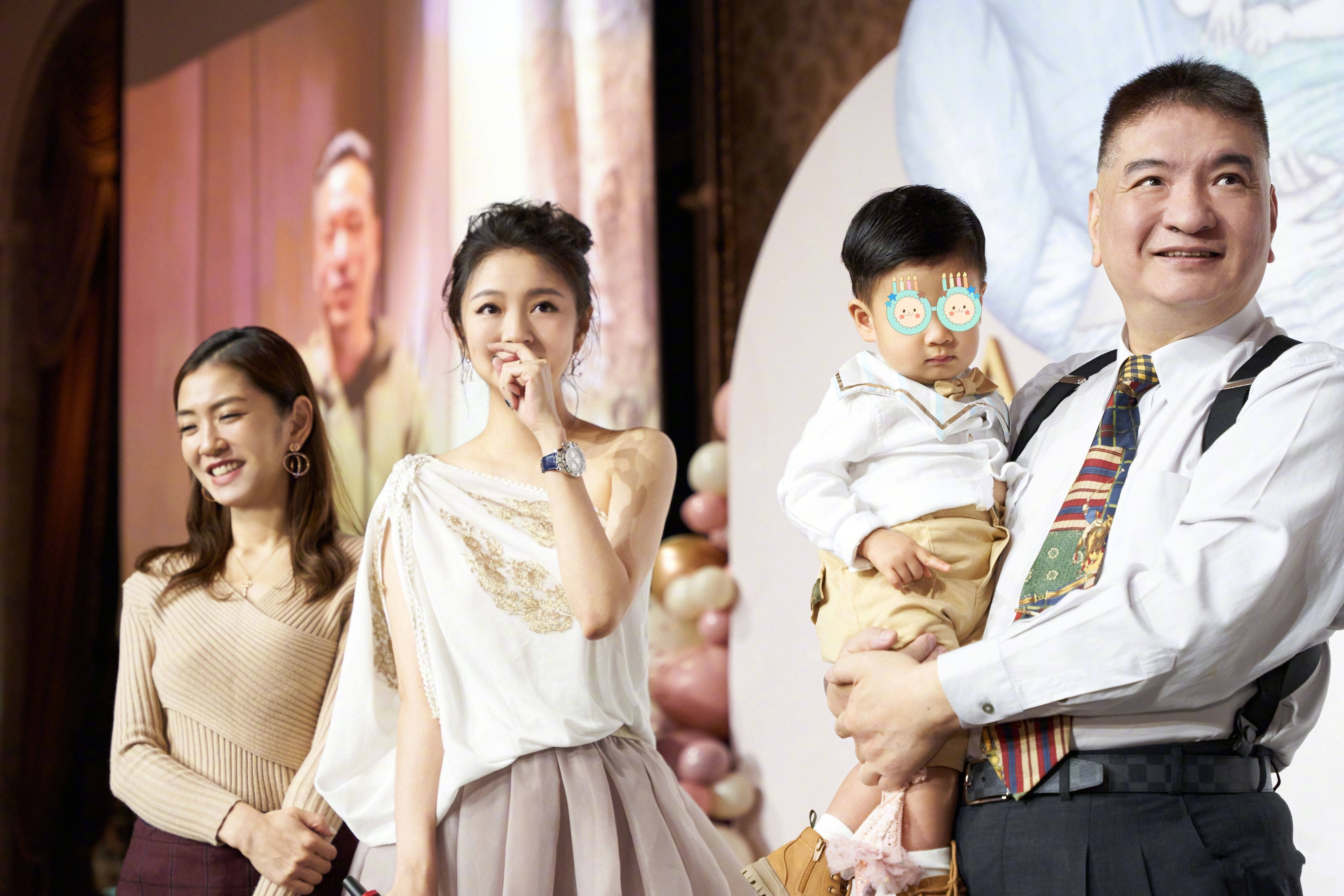 安以轩给女儿办双满月宴,郭碧婷产后首现身,身体似乎没完全恢复