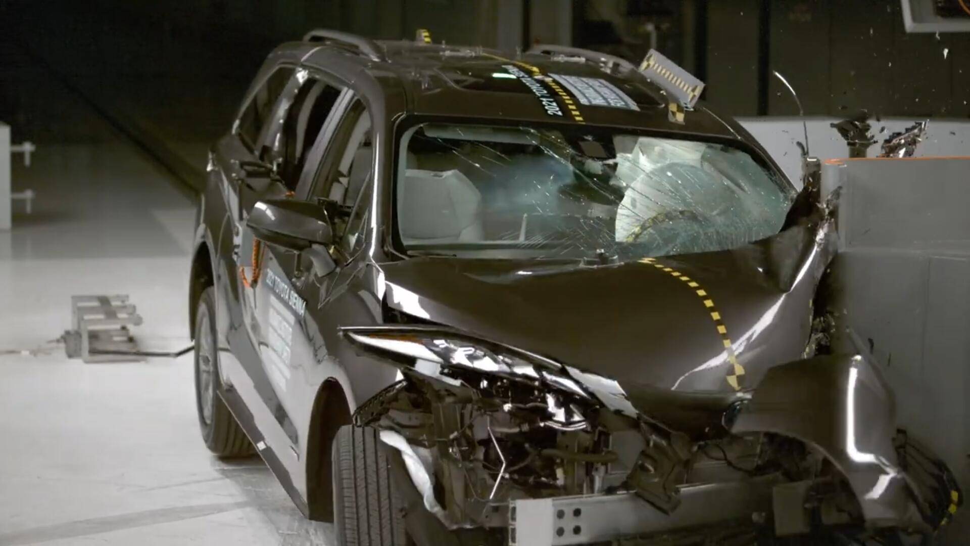 a柱毫无弯折2021款丰田塞纳iihs25偏置碰撞结果来了