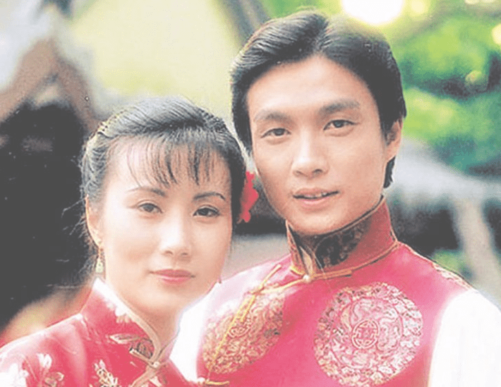 71岁刘松仁好憔悴,撑拐外出步履蹒跚,40年好友米雪贴心相伴_拐杖
