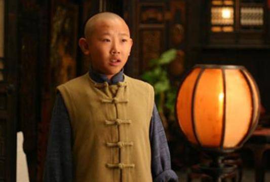 侯祥童星出道17年,今35岁依旧演小孩,和漂亮妻子同框像“母子”-搜狐大视野-搜狐新闻