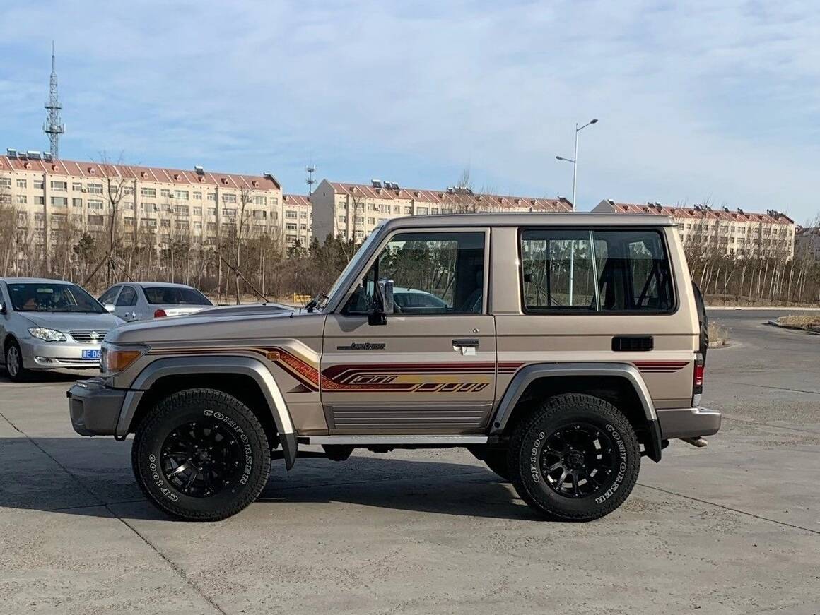 又一丰田suv"发飙",酷似放大版吉姆尼,4.