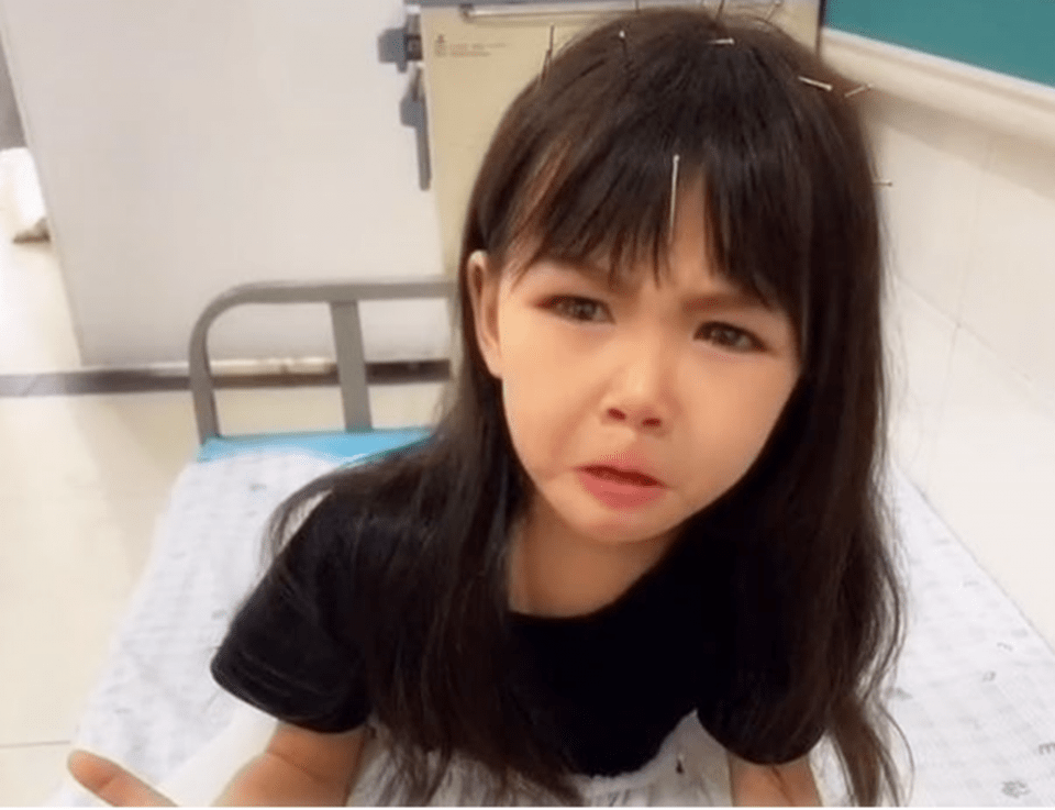 对于女儿的情况,妮妮的父母一直没有放弃,带着女儿四处求医问药,经过