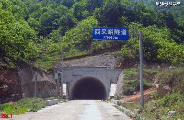 (19)经过五六年的艰苦奋战,李家河大坝终于器宇轩昂的伫立在人们面前.