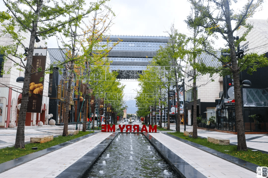 多元開放的購物公園和大型主題樂園 還有美麗的湖岸風景 公園1903位於