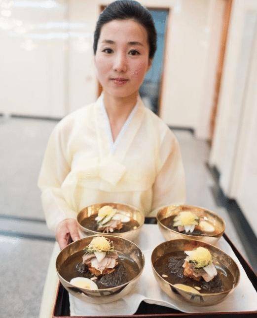 中国游客走进朝鲜居民家中，发现比自己吃的还好