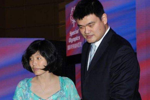 姚明妻子叶莉皮肤白嫩,跟姚明秀恩爱,9岁女儿身高可能已超过你