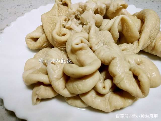 7,洗净以后的猪大肠焯水,冷水下锅,里面放入花椒,白酒和生姜片,煮煮熟