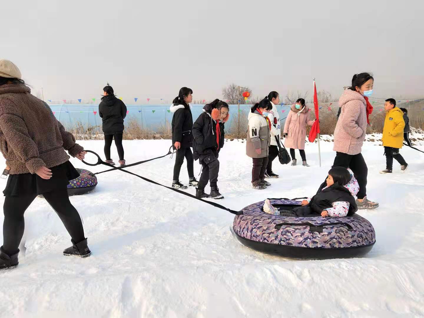 这里项目很多,冰场滑冰,高坡滑雪,雪地拔河,人拉雪圈,冰上自行车,雪上